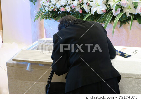 親屬面臨死者 親屬面臨死者 79174375