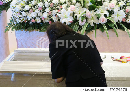 親屬面臨死者 親屬面臨死者 79174376
