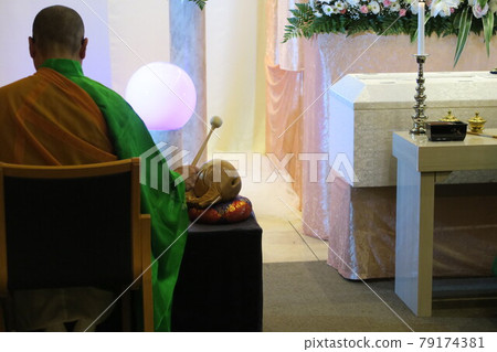 A side guru who hits a mokugyo A side guru who hits a mokugyo 79174381