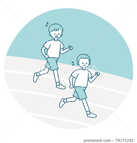 男孩們在體育課的操場上奔跑 79175282
