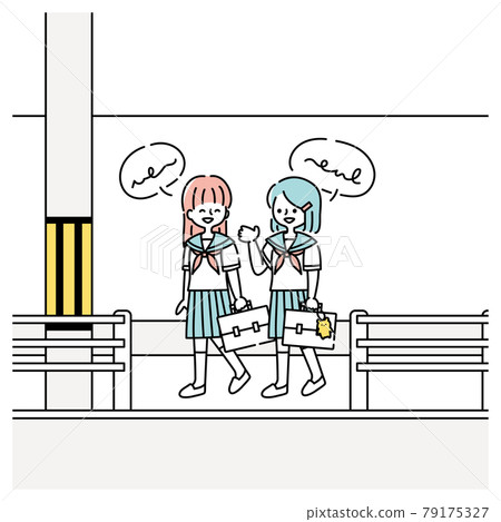 走在學校路上的女學生談話時 走在學校路上的女學生談話時 79175327