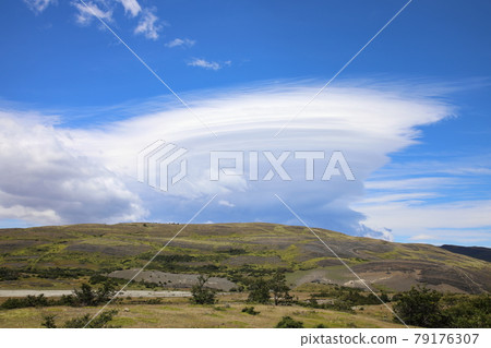 Lenticular cloud (Torres del Paine National Park, Patagonia) 79176307