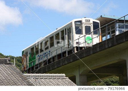 停在阿佐海岸鐵道勘之浦站的300型車(街拍) 停在阿佐海岸鐵道勘之浦站的300型車(街拍) 79176966