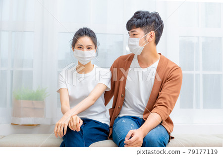 Family wearing masks chatting at home Family wearing masks chatting at home 79177119
