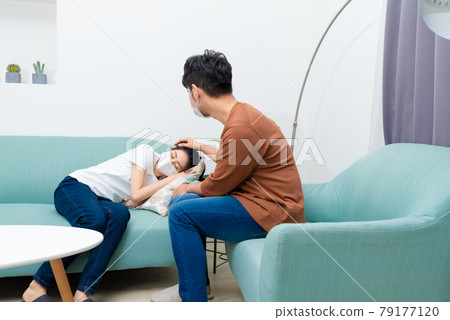男子照顧生病的家人 男子照顧生病的家人 79177120