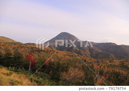 Autumn leaves and Mt. Rausu at Shiretoko Pass Autumn leaves and Mt. Rausu at Shiretoko Pass 79179754
