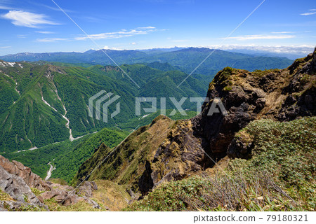 谷川岳一野倉澤的岩壁和山脈 79180321