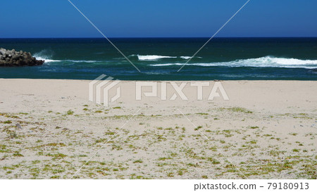 Blue sea, blue sky and white sand beach 79180913