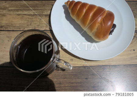 Chocolate cornet and coffee 79181005