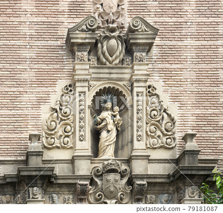 Statue in the niches flanking the building Statue in the niches flanking the building 79181087
