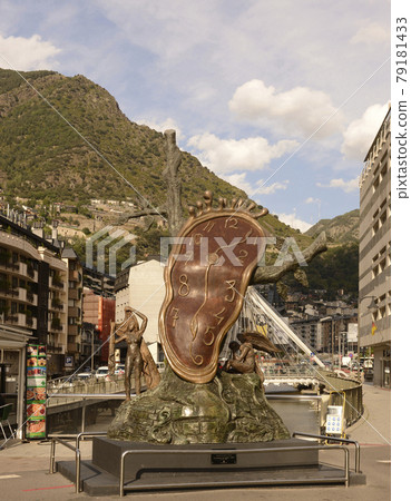 Sculpture 'La noblesse du temps', Salvador Dali Sculpture 'La noblesse du temps', Salvador Dali 79181433