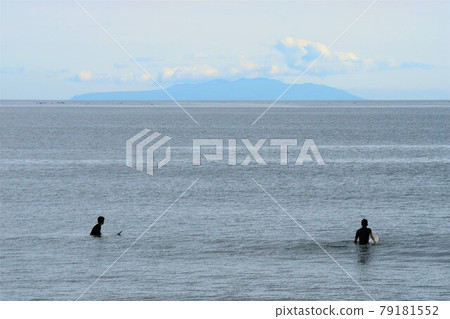 衝浪者茅崎海岸與遠處伊豆大島等待海浪的風景 衝浪者茅崎海岸與遠處伊豆大島等待海浪的風景 79181552