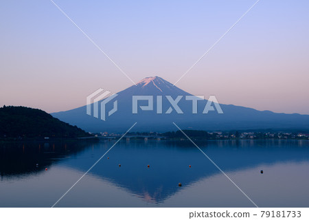 （山梨縣）清晨的紅富士和河口湖 79181733