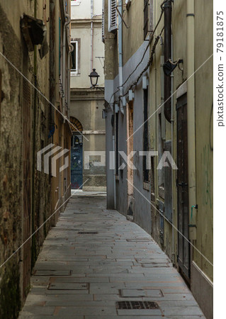意大利的里雅斯特小巷風光 意大利的里雅斯特小巷風光 79181875