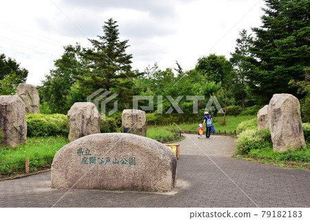 Zama City Prefectural Zama Yatoyama Park East Entrance Stone Monument, Fresh Green and Parents and Children 79182183