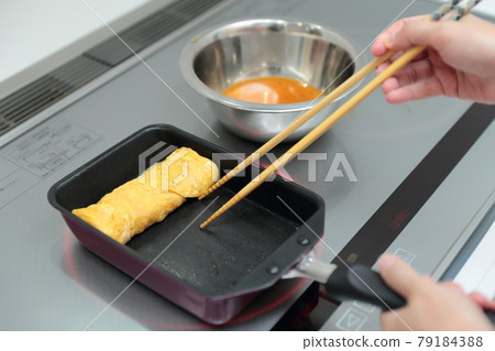 在 IH 烹飪加熱器上做煎蛋捲的家庭主婦 79184388