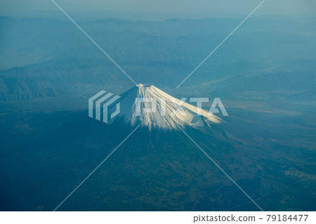 富士山早晨中午明亮的飛機引擎鳥瞰圖冬天多雲山頂火山世界文化遺產鳥瞰圖 79184477