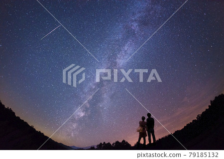[日期圖片] 一對夫婦注視著流星和銀河 79185132
