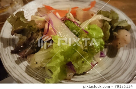 沙拉放在一個小盤子裡 沙拉放在一個小盤子裡 79185134