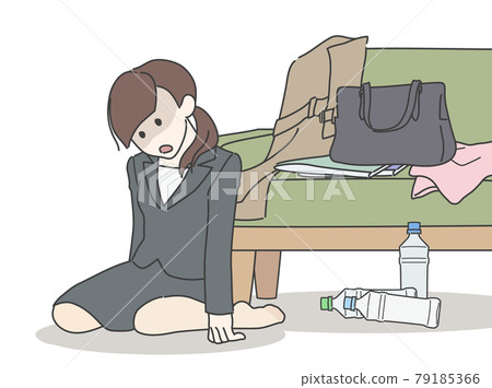 精疲力竭的女人穿絲襪，凌亂的房間 79185366