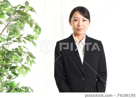 一位穿著西裝的年輕女士 一位穿著西裝的年輕女士 79186195
