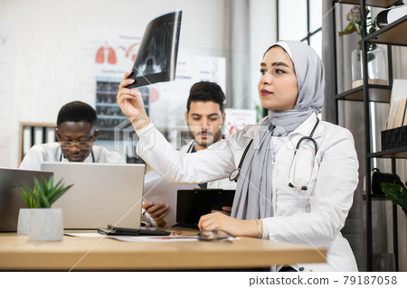 International doctors discussing results of x ray scan 79187058