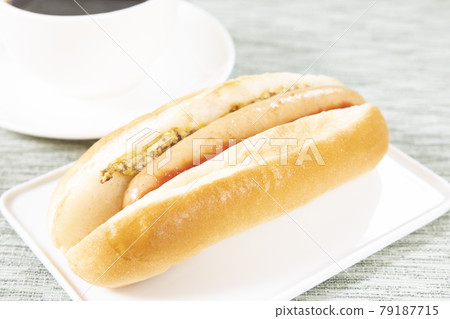 美味的豬肉香腸熱狗和熱咖啡 79187715