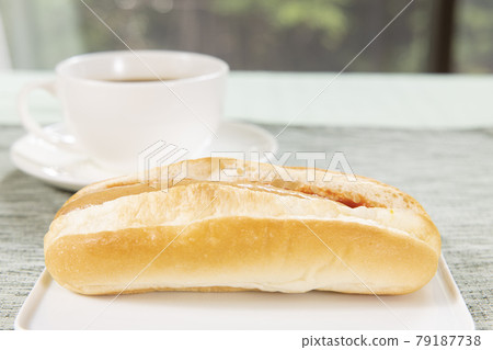 美味的豬肉香腸熱狗和熱咖啡 79187738