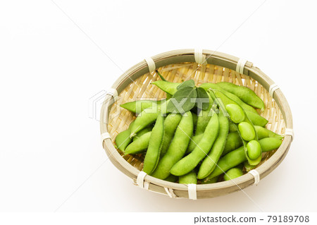 白色背景圓形濾鍋上的毛豆 79189708