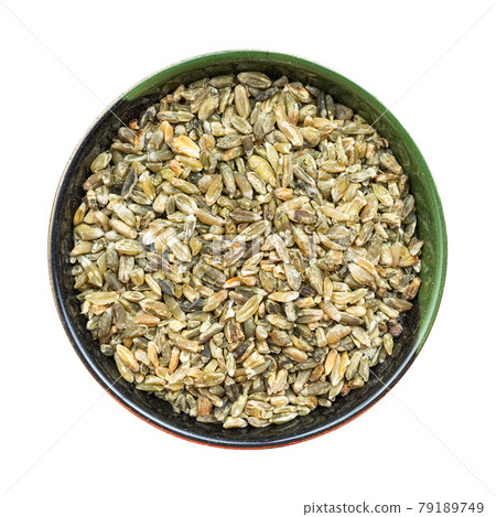 freekeh wheat grains seeds in round bowl isolated 79189749