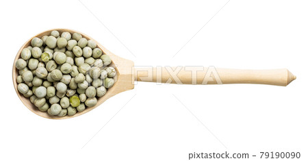 top view of wood spoon with whole dried green peas 79190090