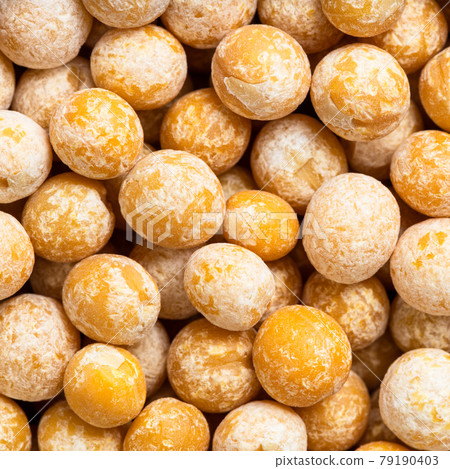 raw dried whole yellow peas close up raw dried whole yellow peas close up 79190403