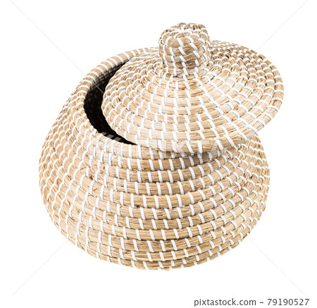 wicker basket from seagrass with slightly open lid 79190527