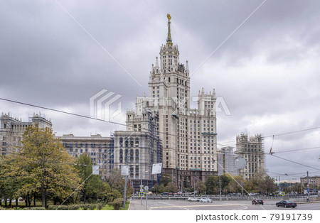 Along the streets moving pedestrians and vehicles 79191739