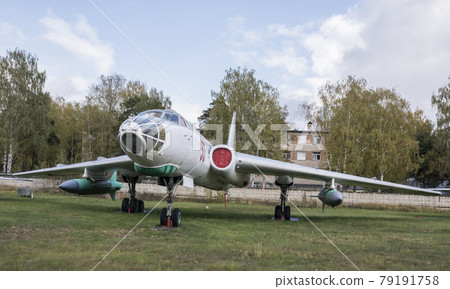 Tu-16K, the first Soviet  long-range sweep- wing jet missile carrier  bomber (1953) 79191758