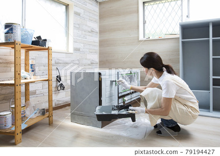 女性繪畫、回收家具、有DIY愛好的中年女性 79194427