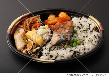 Hijiki and wakame seaweed mixed rice lunch 79194524