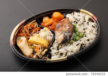Hijiki and wakame seaweed mixed rice lunch 79194525