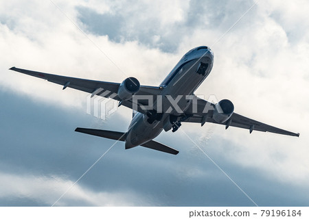 從羽田起飛的客機收起起落架 從羽田起飛的客機收起起落架 79196184