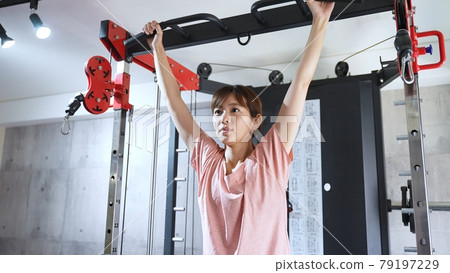 在健身房做引體向上的女人 在健身房做引體向上的女人 79197229