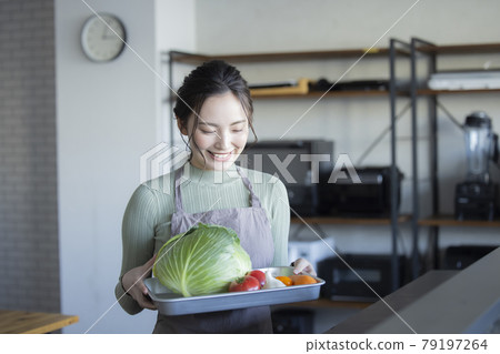 廚房裡的女人 79197264