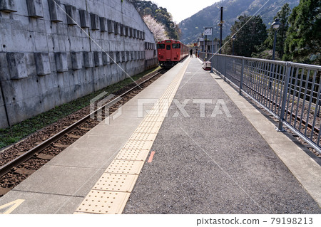 兵庫縣上美町海部高架橋鐵軌和海部站月台 79198213