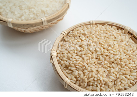 Image of brown rice and white rice 79198248
