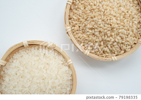 Image of brown rice and white rice 79198335