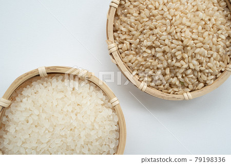 Image of brown rice and white rice 79198336