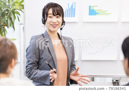 戴著耳機的女研討會講師 戴著耳機的女研討會講師 79198341