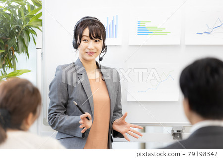 戴著耳機的女研討會講師 戴著耳機的女研討會講師 79198342
