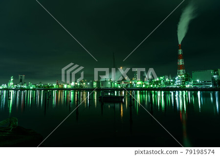 三重縣四日市市的工廠夜景 三重縣四日市市的工廠夜景 79198574