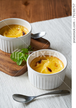 自製烤布丁，棕色眼睛 79198757