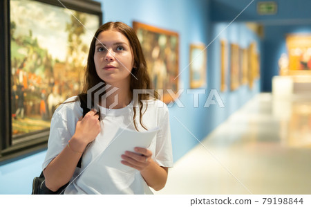 Portrait of a young girl visitor on at the exhibition of paintings in the museum 79198844